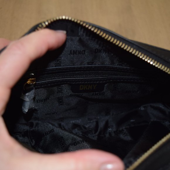 DKNY TUTU DOUBLE ZIP CAMERA CROSSBODY BAG W/ LOGO STRAP - Picture 7 of 9